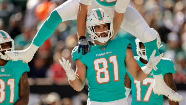 Dolphins Sign TE Durham Smythe to 2-Year Extension