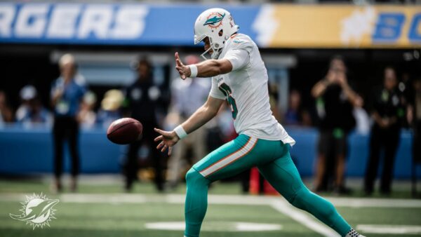 Dolphins Re-Sign Jake Bailey